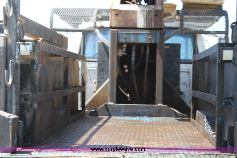 image for item I7467 1992 Ford F800 bucket truck