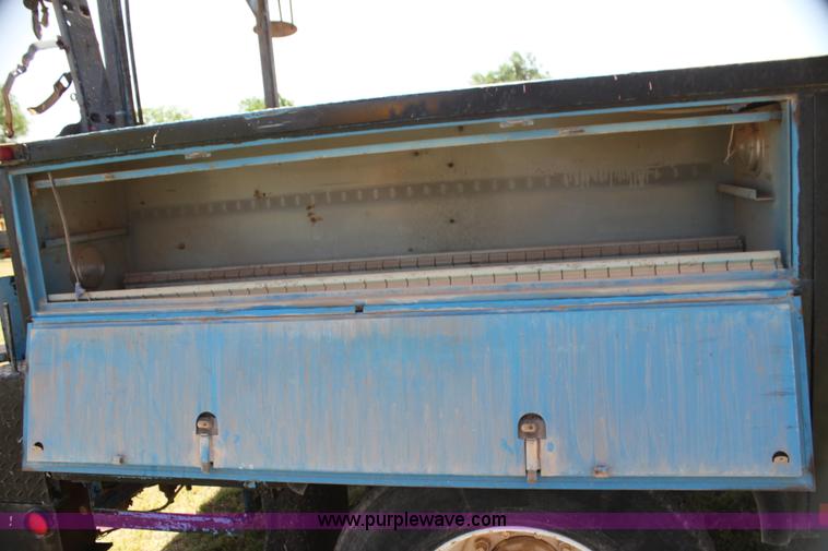 image for item I7467 1992 Ford F800 bucket truck