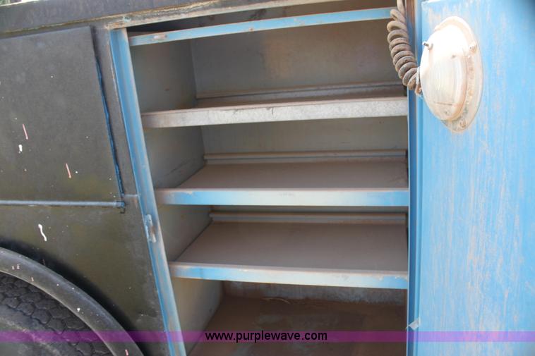 image for item I7467 1992 Ford F800 bucket truck