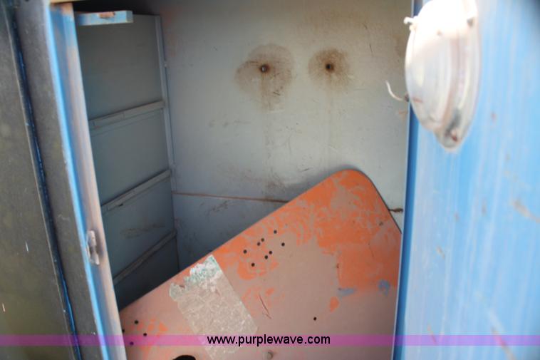 image for item I7467 1992 Ford F800 bucket truck