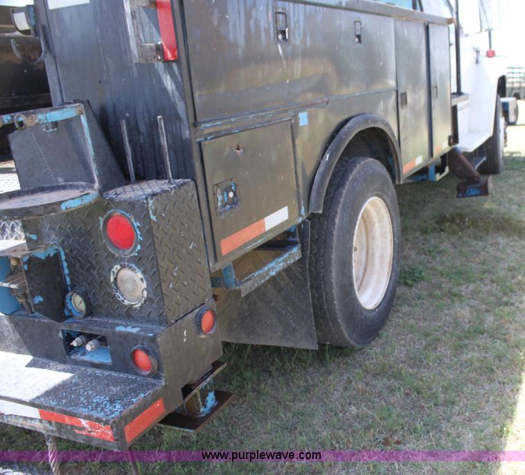 image for item I7467 1992 Ford F800 bucket truck