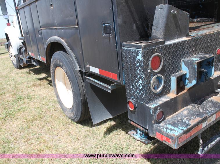 image for item I7467 1992 Ford F800 bucket truck