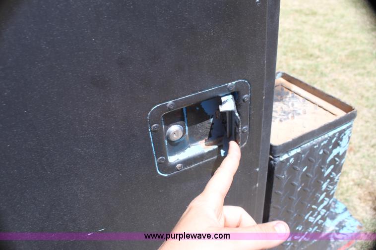 image for item I7467 1992 Ford F800 bucket truck