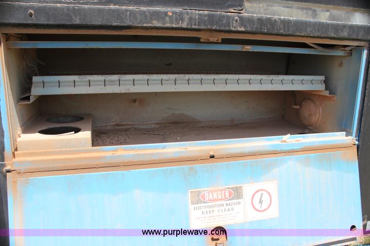 image for item I7467 1992 Ford F800 bucket truck