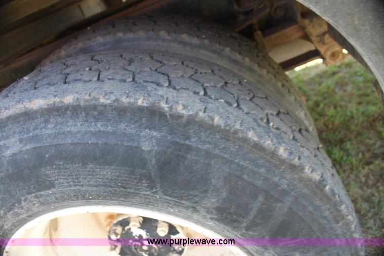 image for item I7467 1992 Ford F800 bucket truck