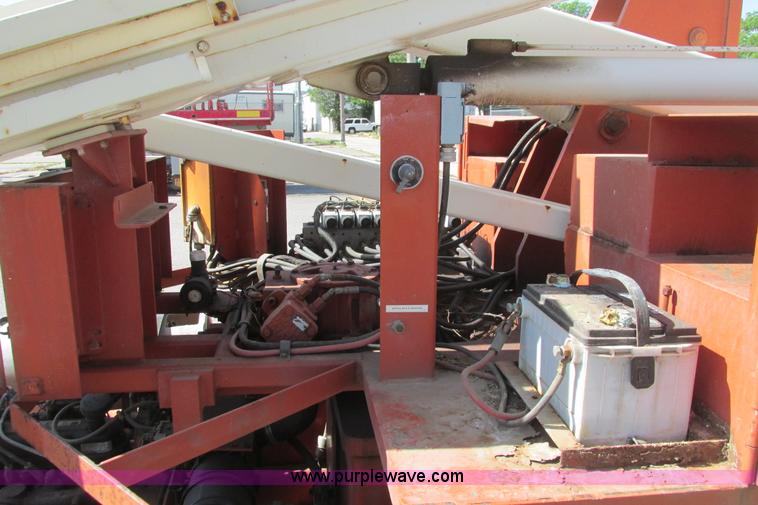 image for item I9686 1998 Snorkel UN0-41F0 boom lift