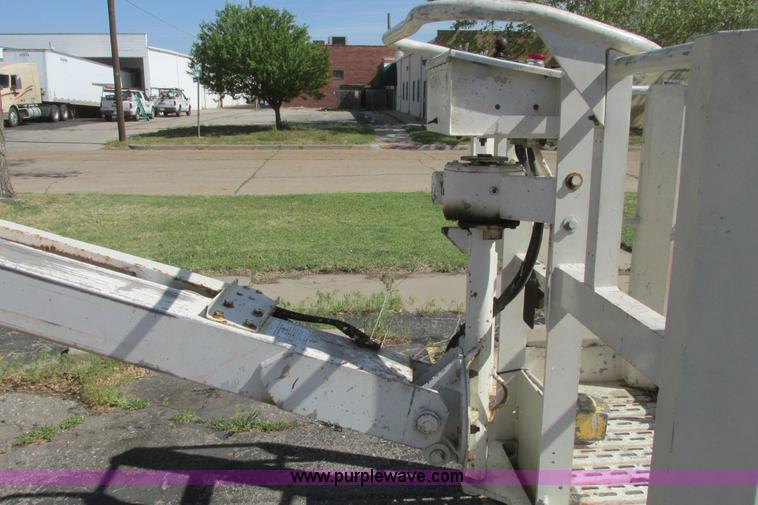 image for item I9686 1998 Snorkel UN0-41F0 boom lift