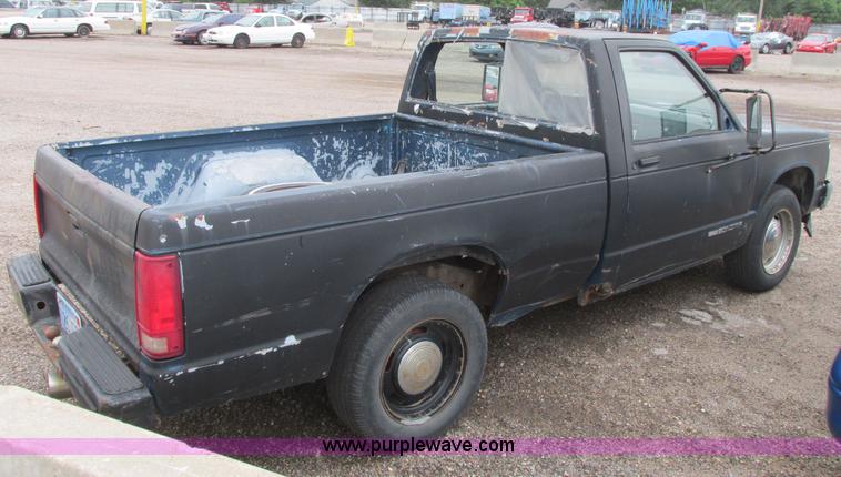 image for item I9614 1991 GMC Sonoma pickup truck