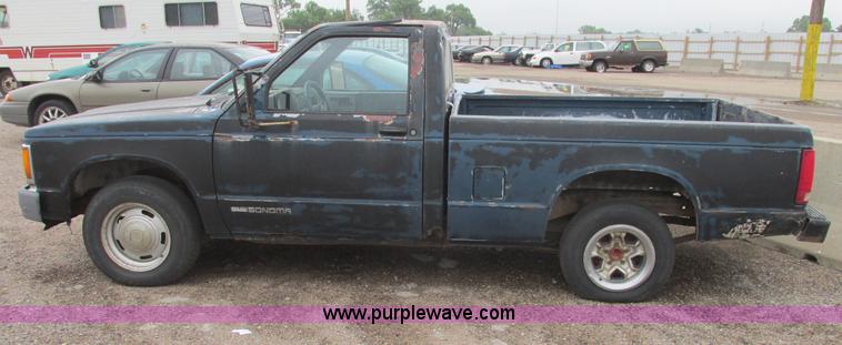 image for item I9614 1991 GMC Sonoma pickup truck
