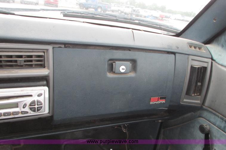 image for item I9614 1991 GMC Sonoma pickup truck