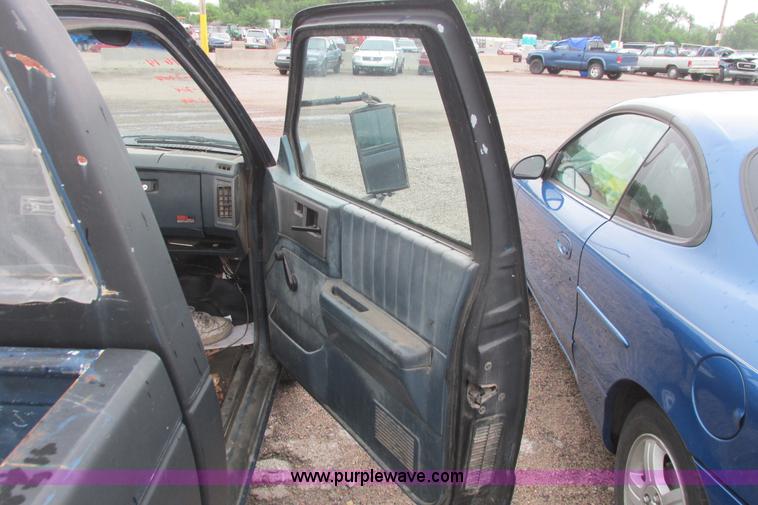 image for item I9614 1991 GMC Sonoma pickup truck