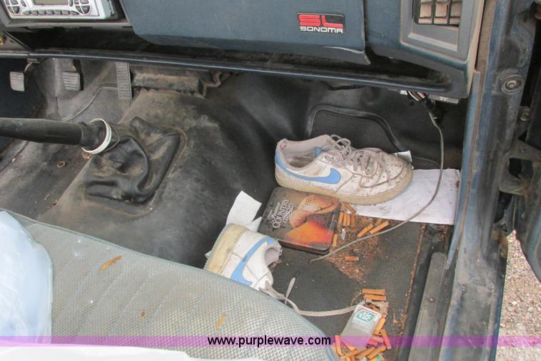 image for item I9614 1991 GMC Sonoma pickup truck