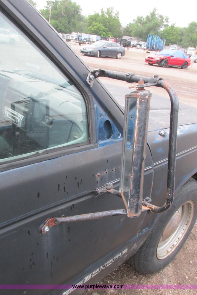 image for item I9614 1991 GMC Sonoma pickup truck