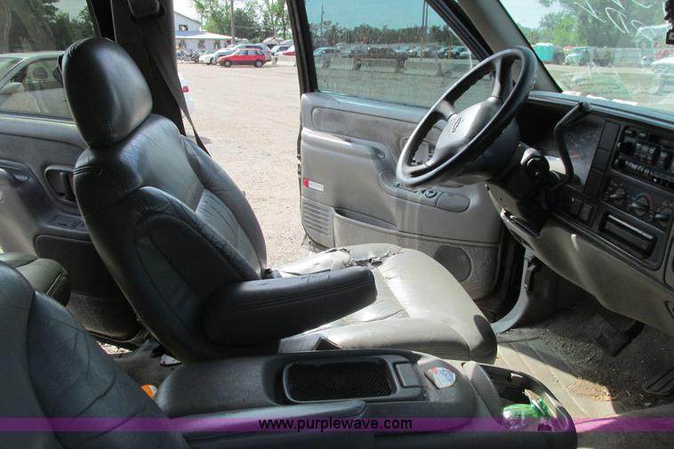 image for item I9626 1999 Chevrolet Tahoe SUV