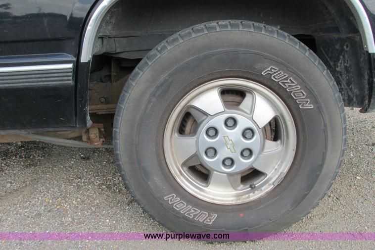 image for item I9626 1999 Chevrolet Tahoe SUV