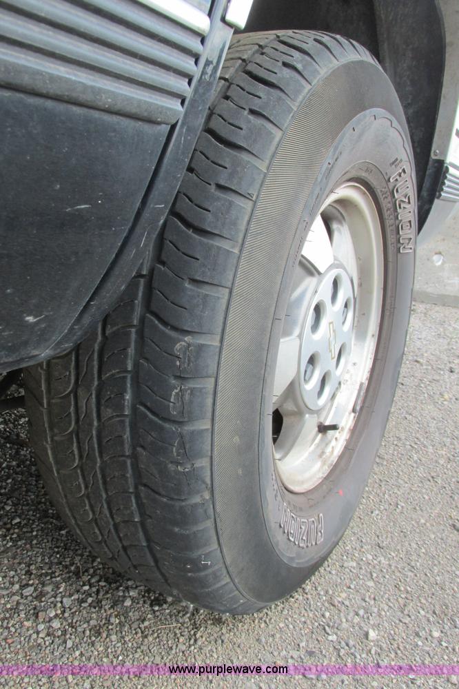 image for item I9626 1999 Chevrolet Tahoe SUV