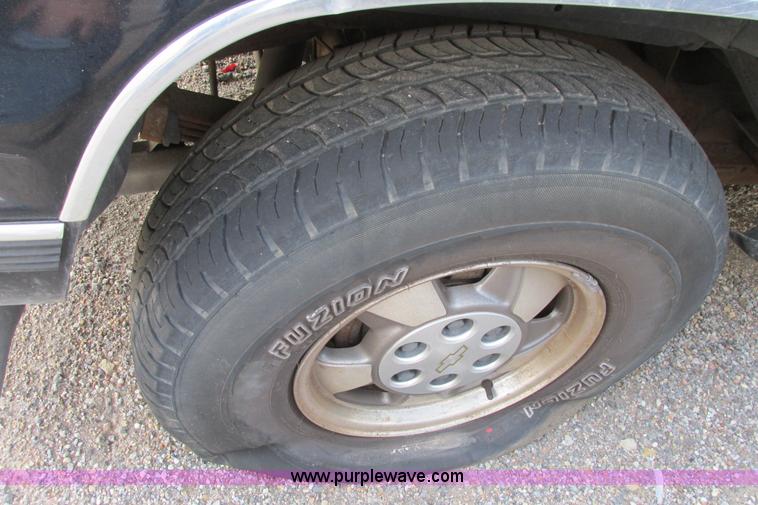 image for item I9626 1999 Chevrolet Tahoe SUV