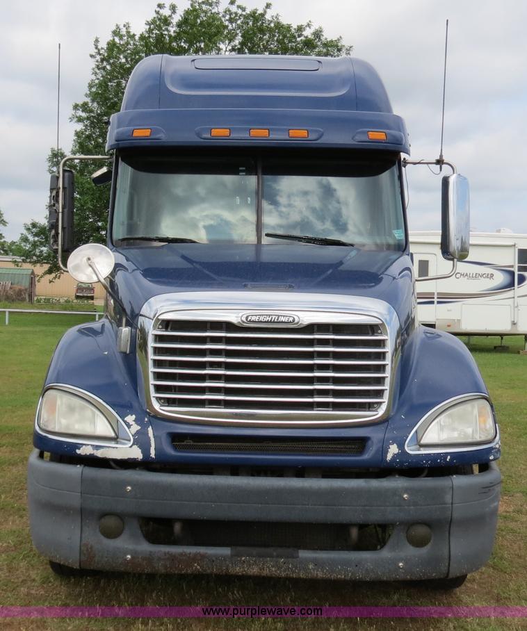image for item B4913 2007 Freightliner Columbia Heritage Edition semi truck
