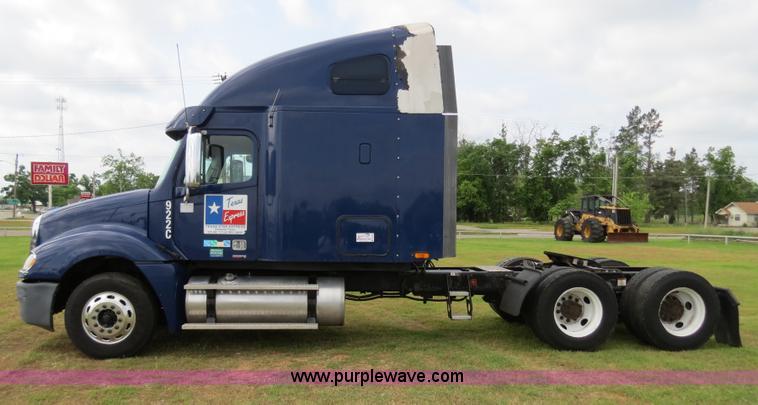 image for item B4913 2007 Freightliner Columbia Heritage Edition semi truck