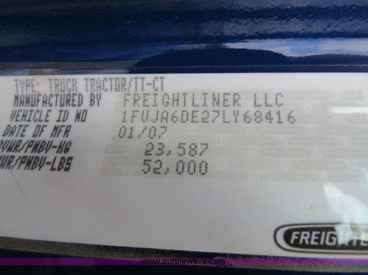 image for item B4913 2007 Freightliner Columbia Heritage Edition semi truck