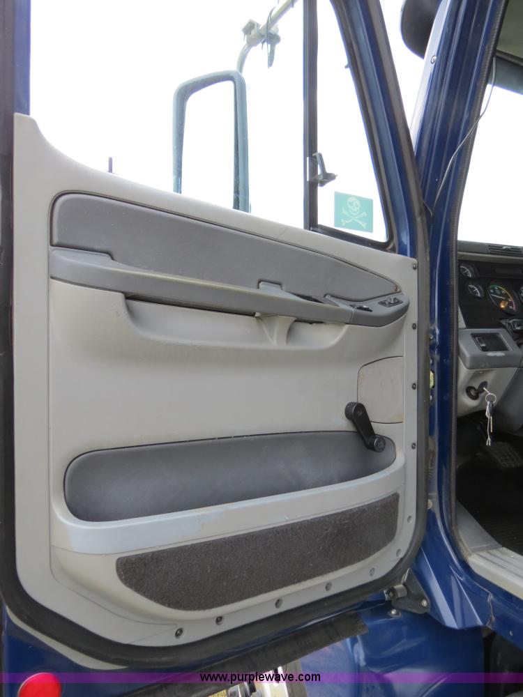 image for item B4913 2007 Freightliner Columbia Heritage Edition semi truck