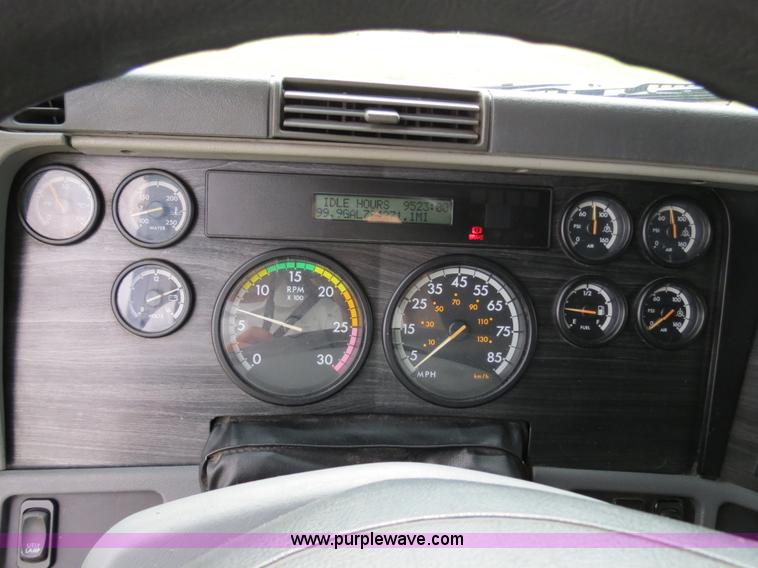 image for item B4913 2007 Freightliner Columbia Heritage Edition semi truck