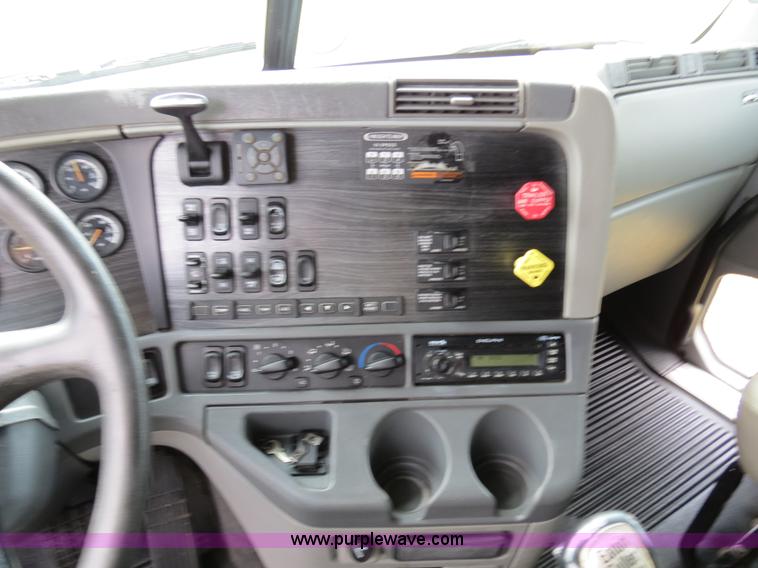 image for item B4913 2007 Freightliner Columbia Heritage Edition semi truck