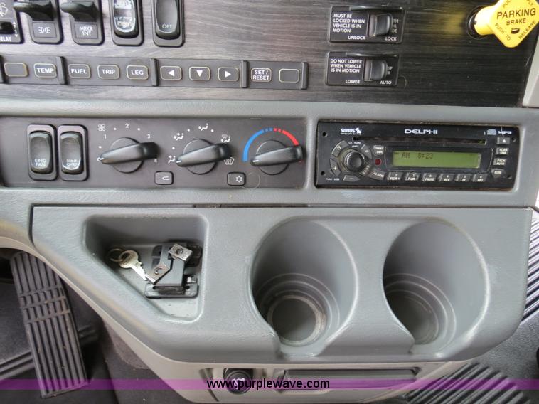 image for item B4913 2007 Freightliner Columbia Heritage Edition semi truck