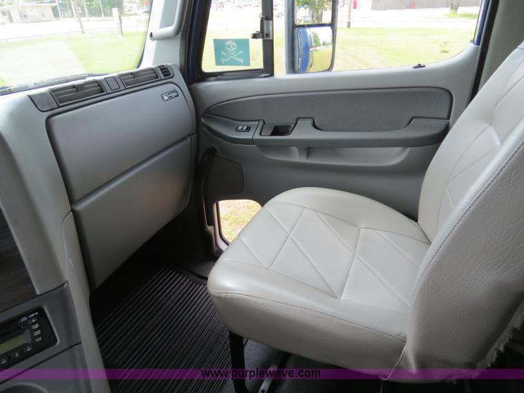 image for item B4913 2007 Freightliner Columbia Heritage Edition semi truck