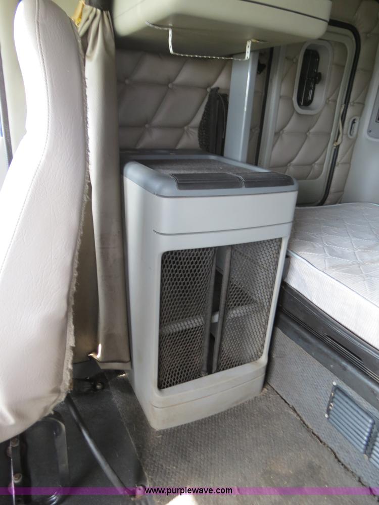 image for item B4913 2007 Freightliner Columbia Heritage Edition semi truck