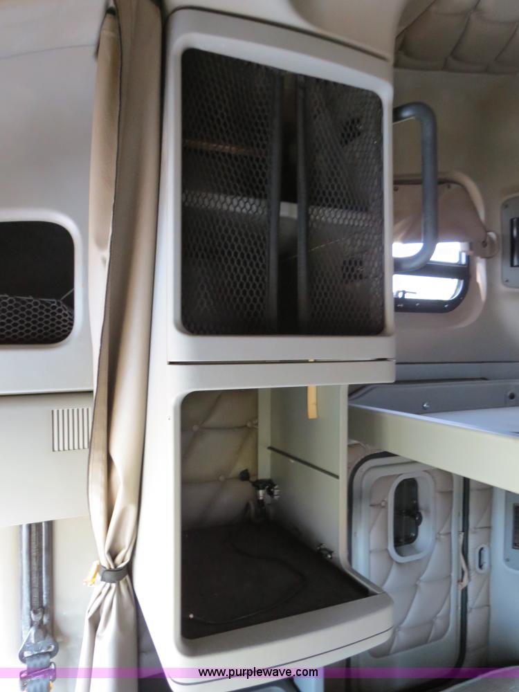 image for item B4913 2007 Freightliner Columbia Heritage Edition semi truck