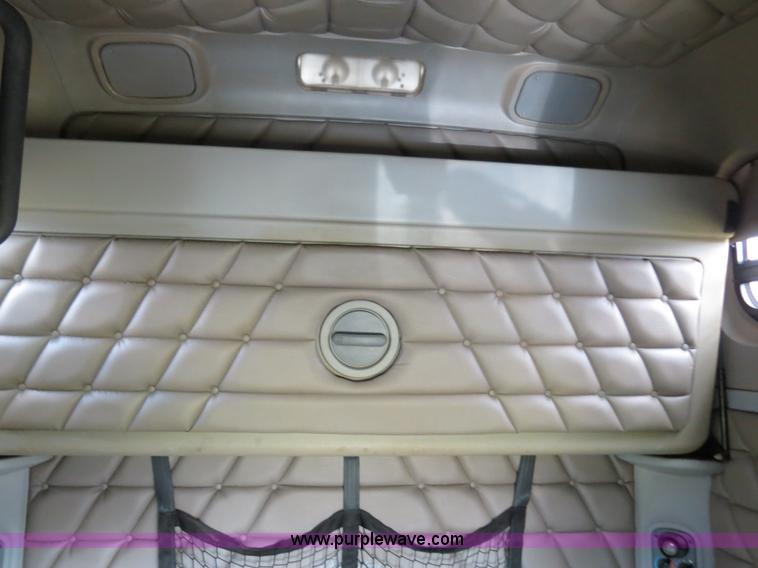 image for item B4913 2007 Freightliner Columbia Heritage Edition semi truck