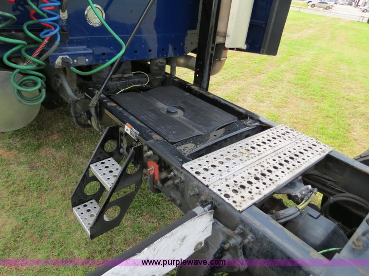 image for item B4913 2007 Freightliner Columbia Heritage Edition semi truck