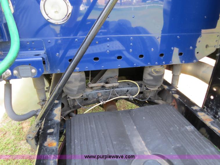 image for item B4913 2007 Freightliner Columbia Heritage Edition semi truck