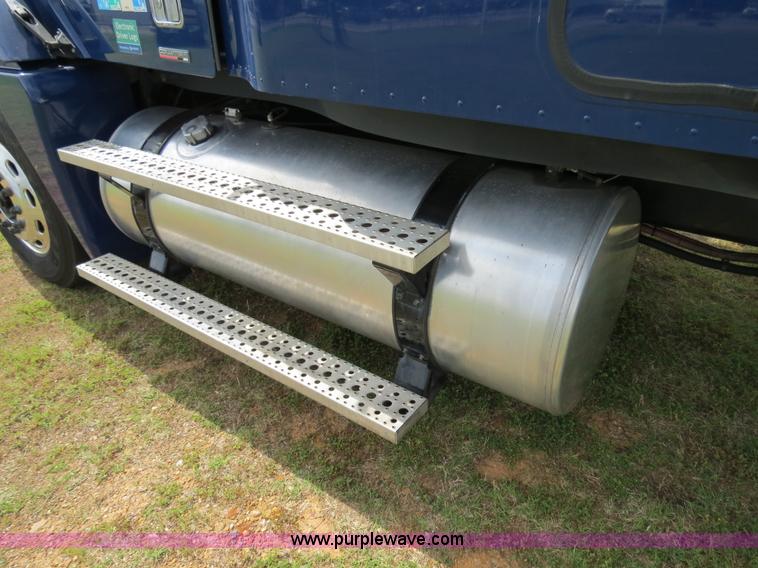 image for item B4913 2007 Freightliner Columbia Heritage Edition semi truck