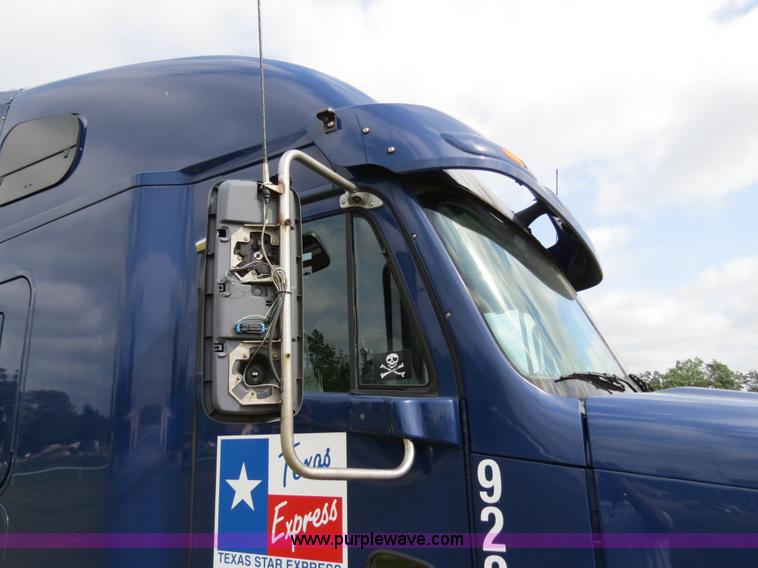 image for item B4913 2007 Freightliner Columbia Heritage Edition semi truck