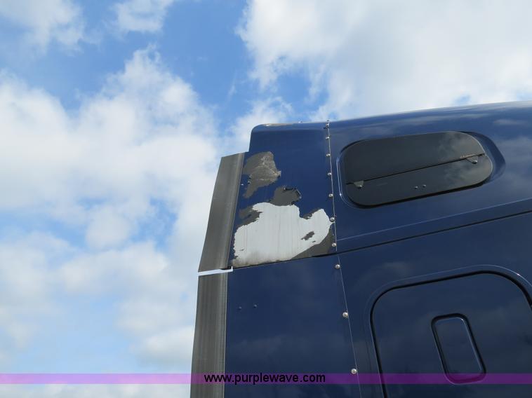 image for item B4913 2007 Freightliner Columbia Heritage Edition semi truck