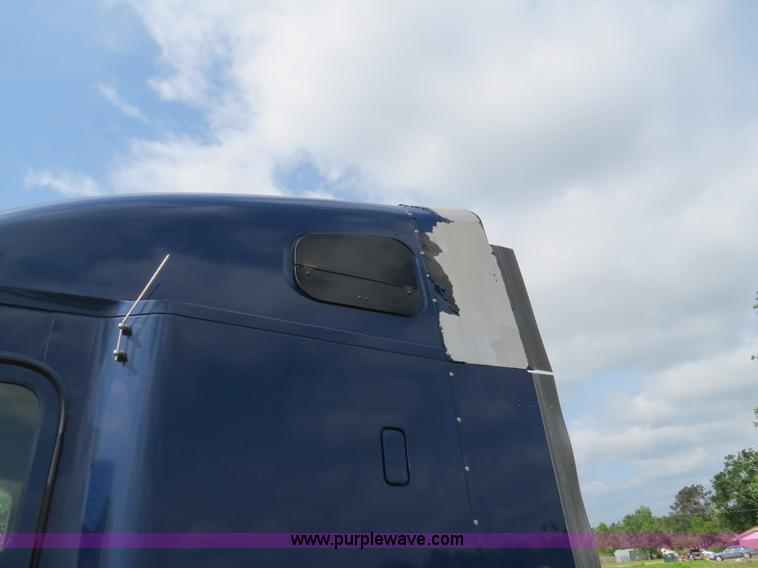 image for item B4913 2007 Freightliner Columbia Heritage Edition semi truck