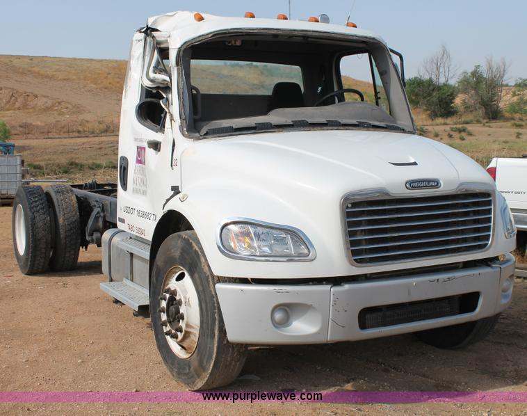 image for item C3880 2008 Freightliner Business Class M2 cab and chassis