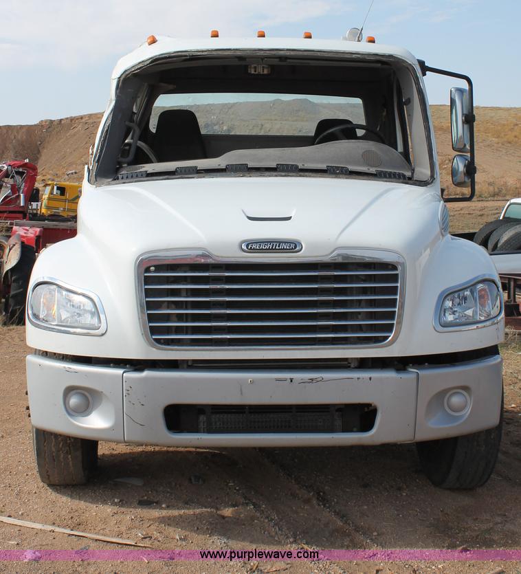 image for item C3880 2008 Freightliner Business Class M2 cab and chassis
