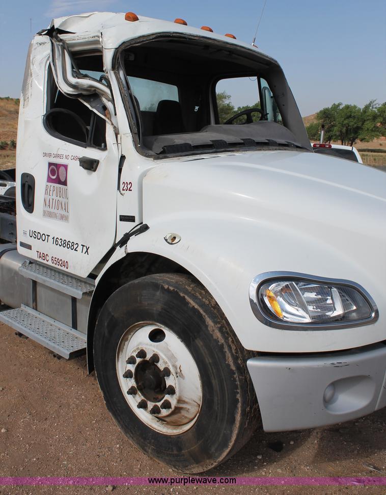 image for item C3880 2008 Freightliner Business Class M2 cab and chassis