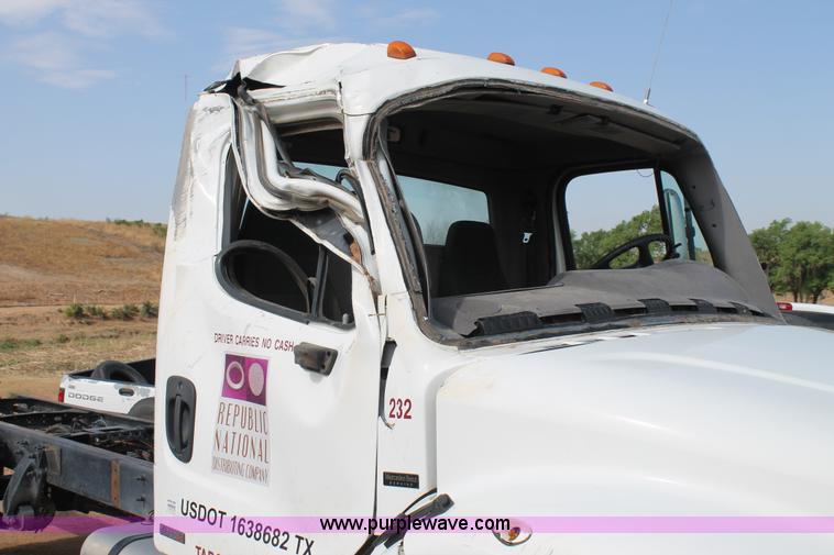 image for item C3880 2008 Freightliner Business Class M2 cab and chassis