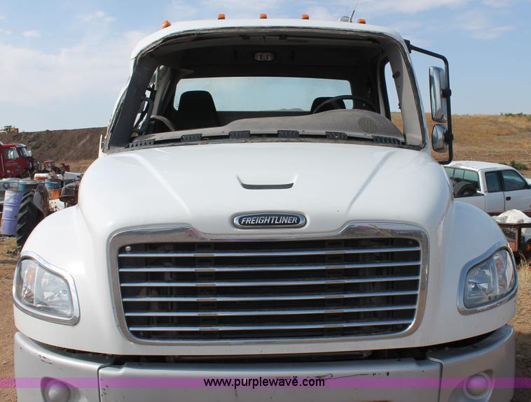 image for item C3880 2008 Freightliner Business Class M2 cab and chassis