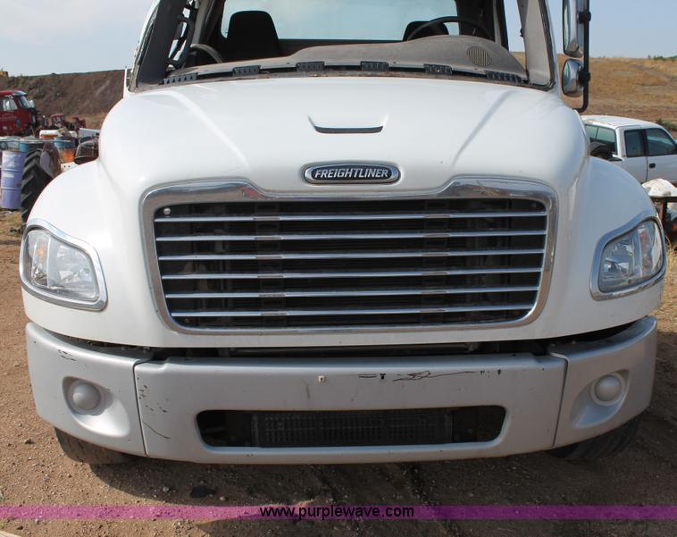 image for item C3880 2008 Freightliner Business Class M2 cab and chassis