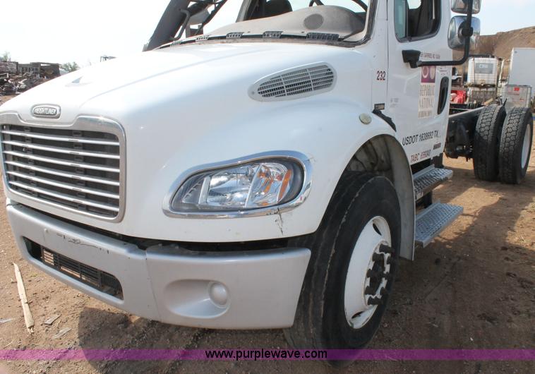 image for item C3880 2008 Freightliner Business Class M2 cab and chassis