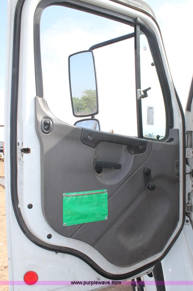 image for item C3880 2008 Freightliner Business Class M2 cab and chassis