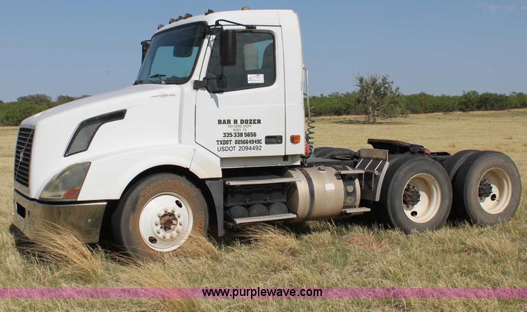 image for item C3881 2006 Volvo VNL semi truck