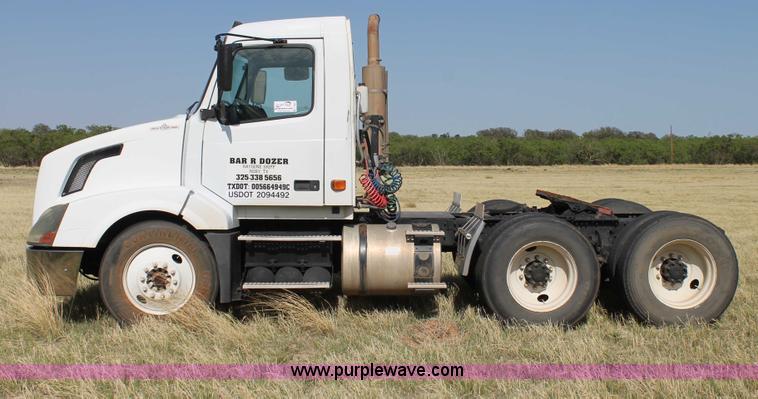 image for item C3881 2006 Volvo VNL semi truck