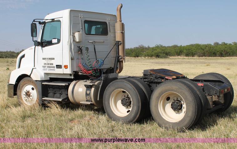 image for item C3881 2006 Volvo VNL semi truck