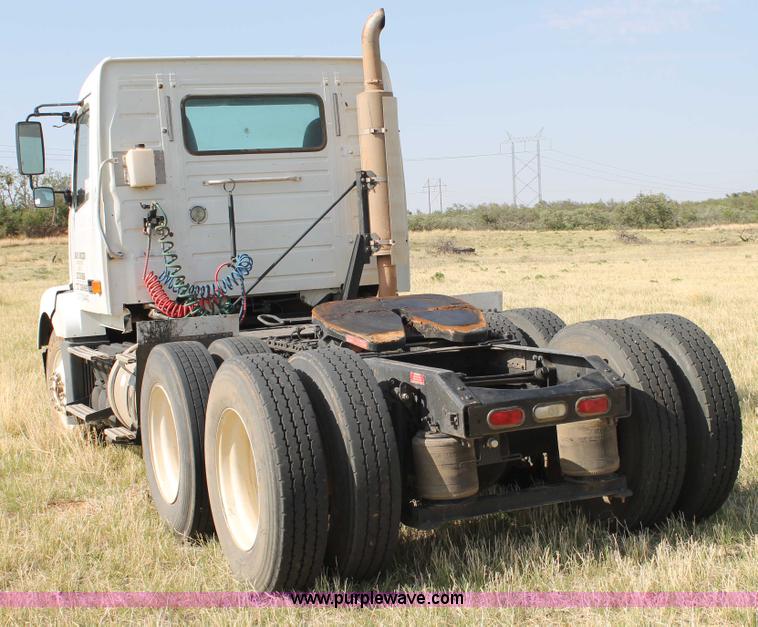 image for item C3881 2006 Volvo VNL semi truck